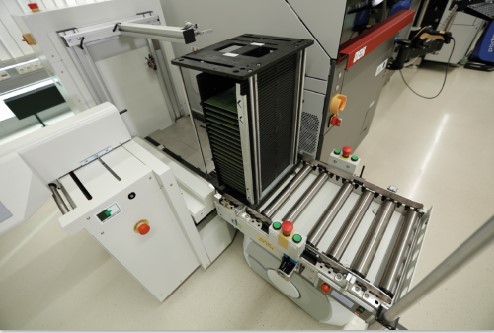 Ein Bild, das drinnen, Fräse enthält.Automatisch generierte Beschreibung